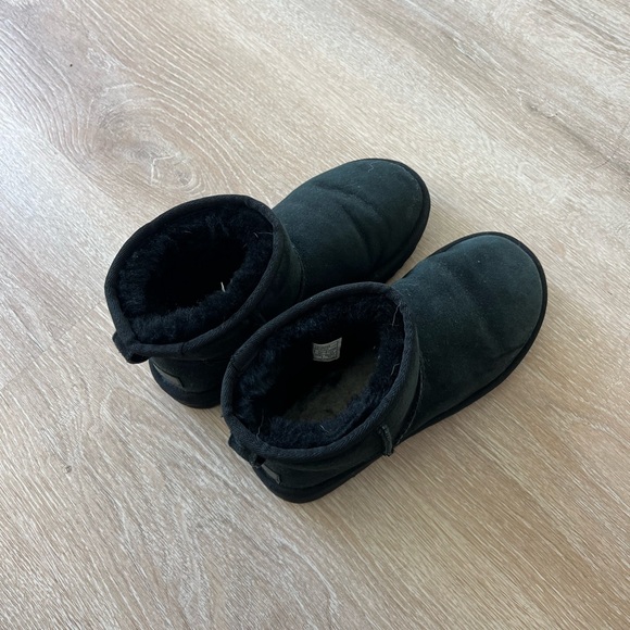 UGG Women’s Black Mini Classic Uggs boots - Picture 6 of 6